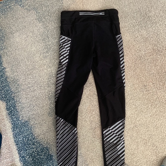 ATHLETA cropped capri leggings with black and white pattern and pockets sporty - Picture 8 of 9